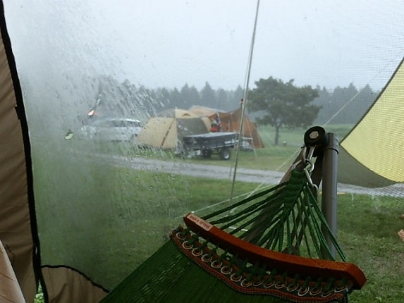 キャンプ雨って最悪？雨の日のキャンプは必需品を準備して楽しもう！